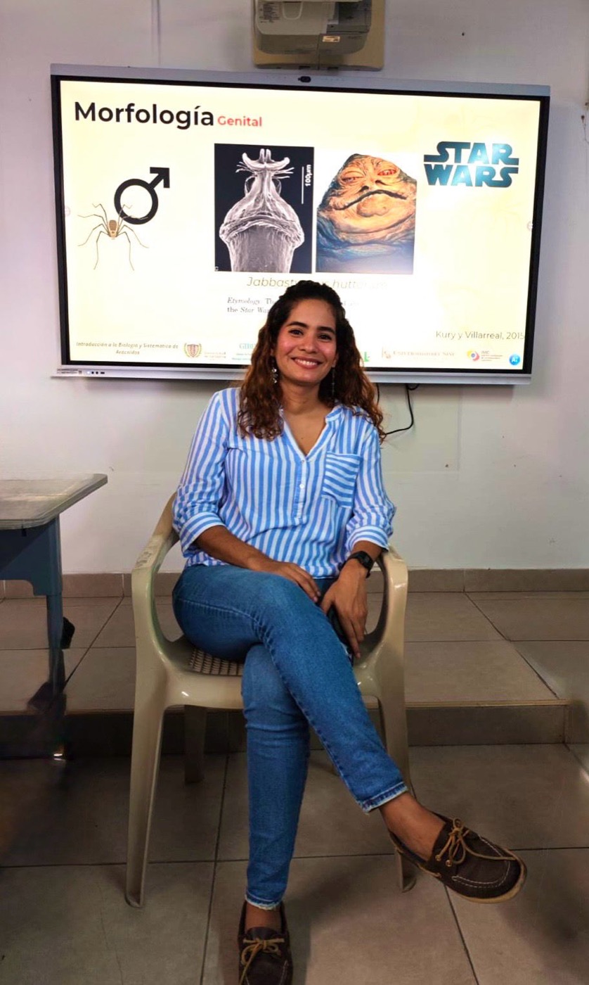 Daniela Ahumada-C. during an arachnology lecture
